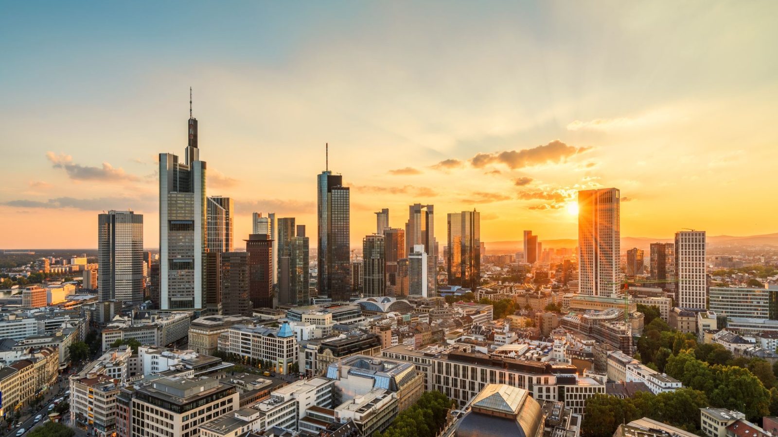 Frankfurter Skyline im warmen Abendlicht – Vision klimaneutraler Gebäude