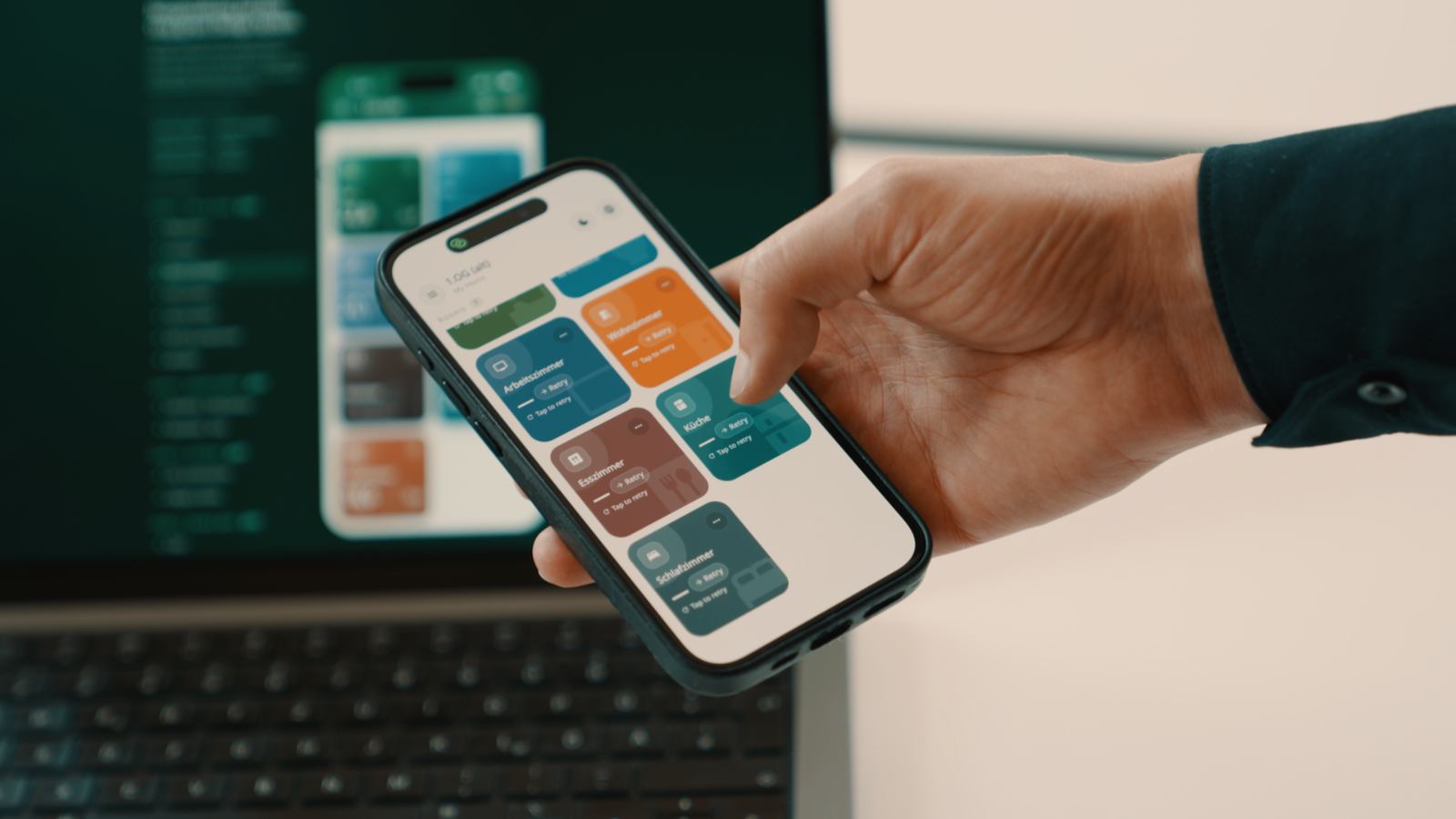 Die cosy.home Mieter-App auf dem Smartphone: Räume wie Arbeitszimmer, Wohnzimmer, Küche und Schlafzimmer mit ihren Temperaturen