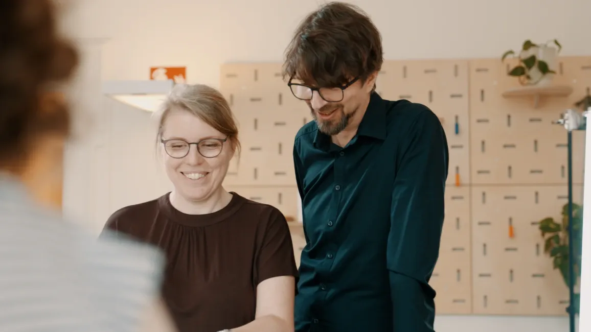 Zwei Kolleginnen und Kollegen von cosy.green arbeiten gemeinsam im Büro
