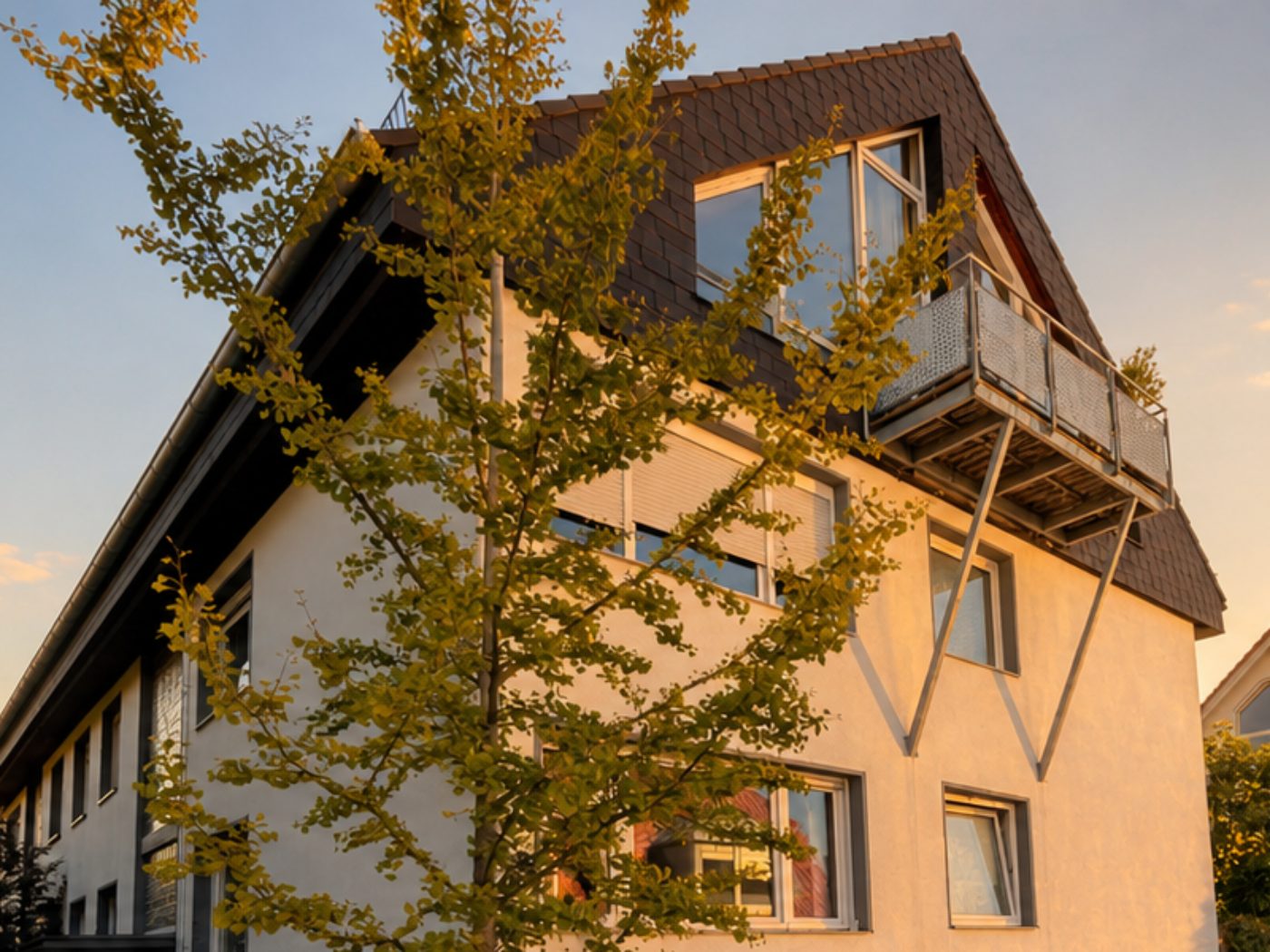 Bestandsgebäude mit 8 Wohneinheiten in Hofheim in warmer Abendstimmung