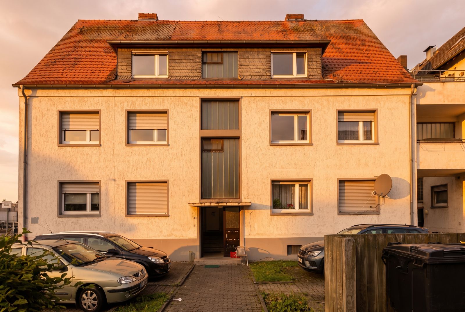 Referenzgebäude von cosy.green in Langenselbold in warmer Abendstimmung – Mehrfamilienhaus mit 14 Wohneinheiten und optimierter Zentralheizung